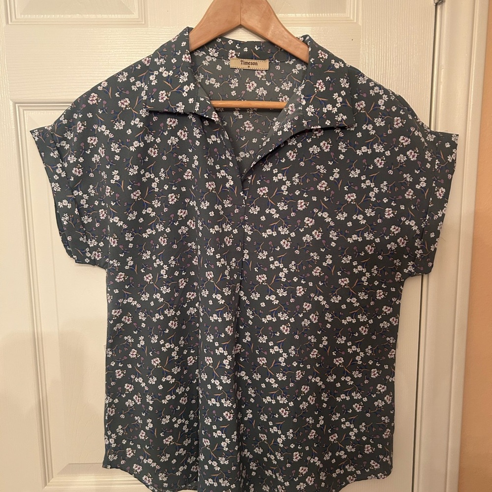 Chic Floral Shirt in Green
